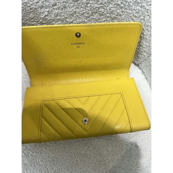 Chanel Chevron Wallet in Yellow Caviar Leather Good Condition Dustbag and Box - Picture 4 of 4